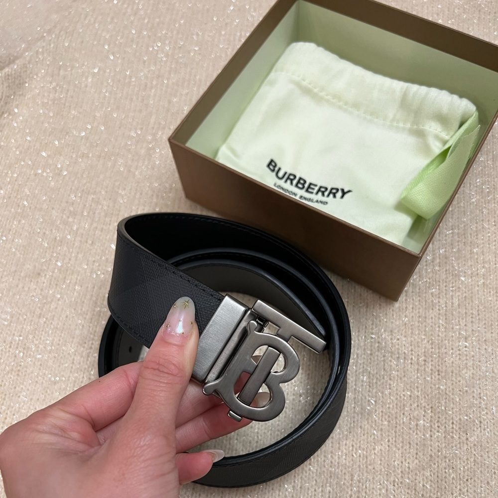 Burberry men belt reversible